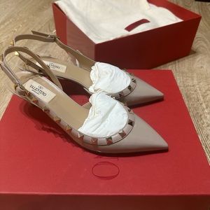 BRAND NEW.
100% Authentic.
Valentino leather pump heels
